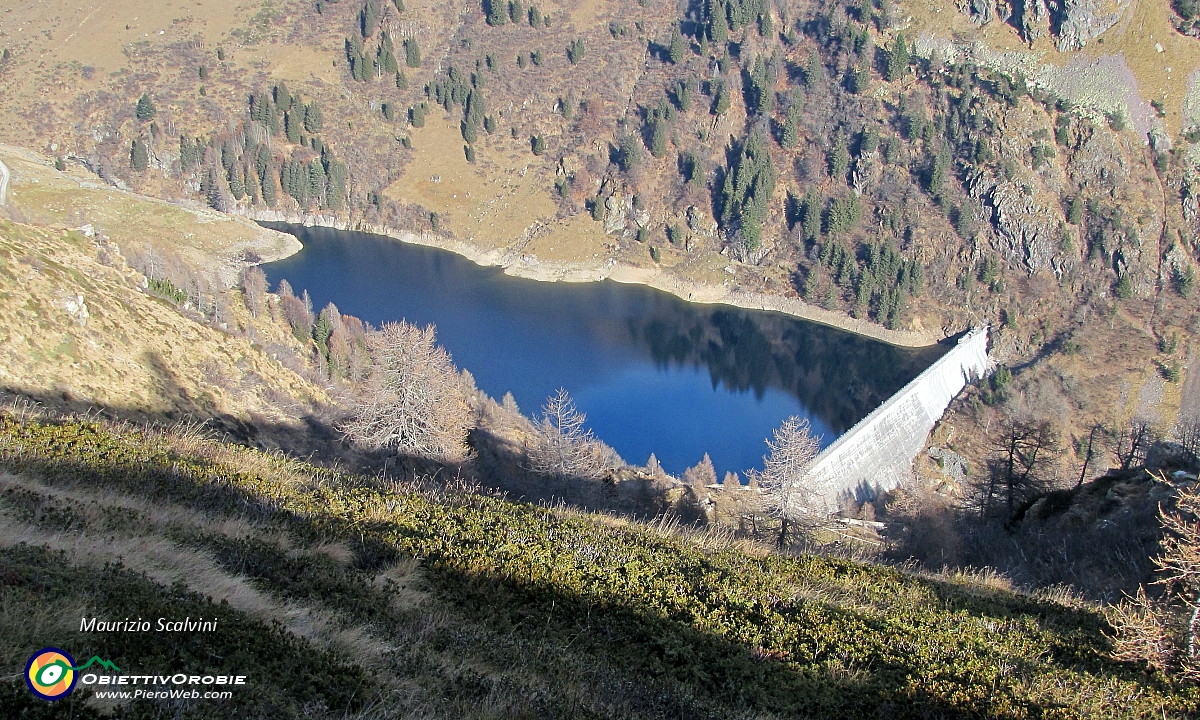 36 Splendido colpo d'occhio sul sottostante lago di Valmora....JPG